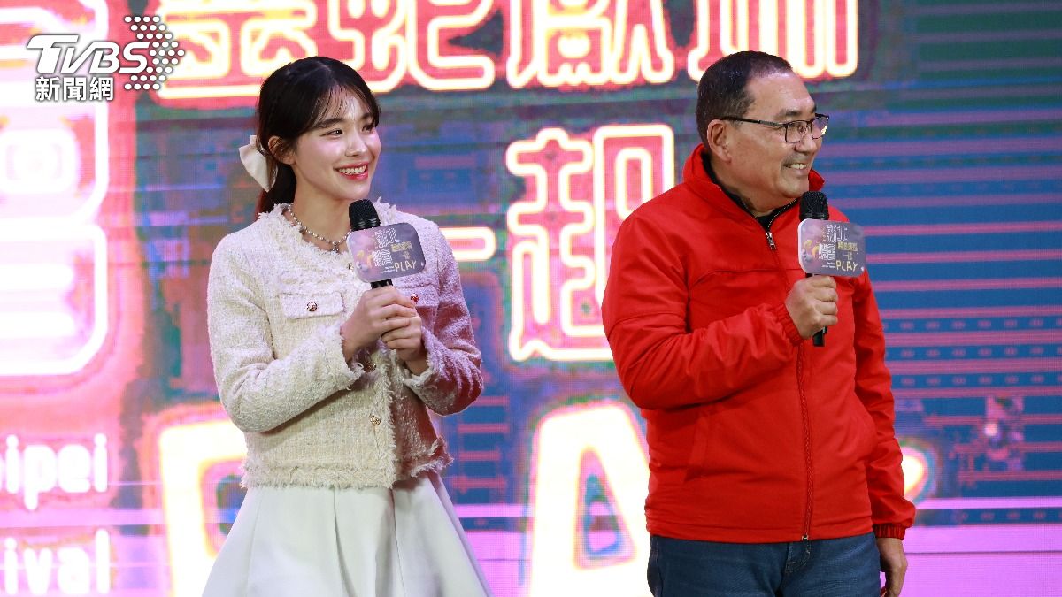 新北市長侯友宜和韓國啦啦隊女神李多慧共同出席點燈儀式。(圖/華子琛攝)