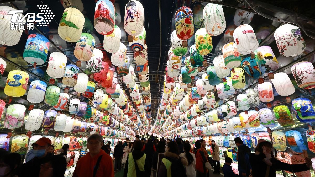 總長35米的彩繪燈廊,掛上具新北意象的手繪燈籠。(圖/華子琛攝)