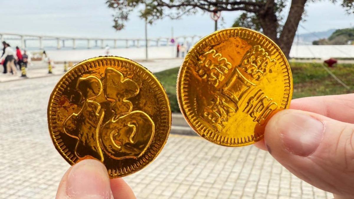吳申梅收到財神爺發的金幣。(圖/吳申梅提供)