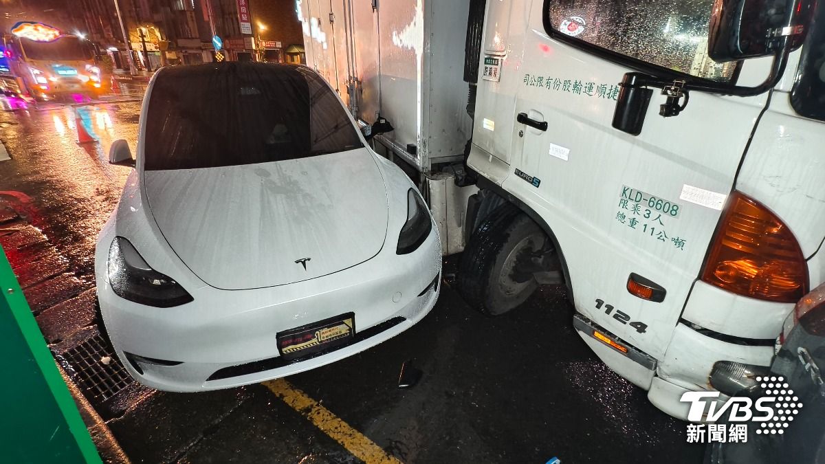 連環撞!物流車迴轉遭直行車猛撞 特斯拉停路邊也遭殃