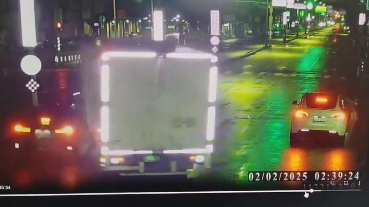 車禍撞擊瞬間。(圖/TVBS)