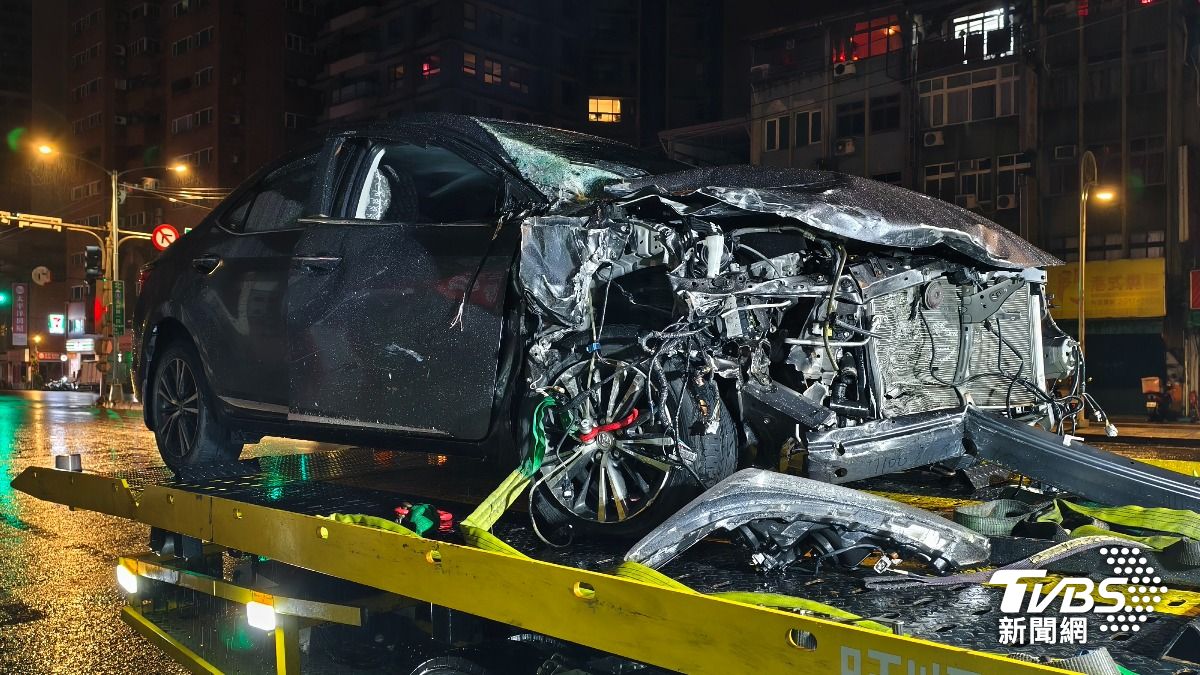 撞擊物流車的自小客右側車頭毀損嚴重。(圖/陳冠宇攝)