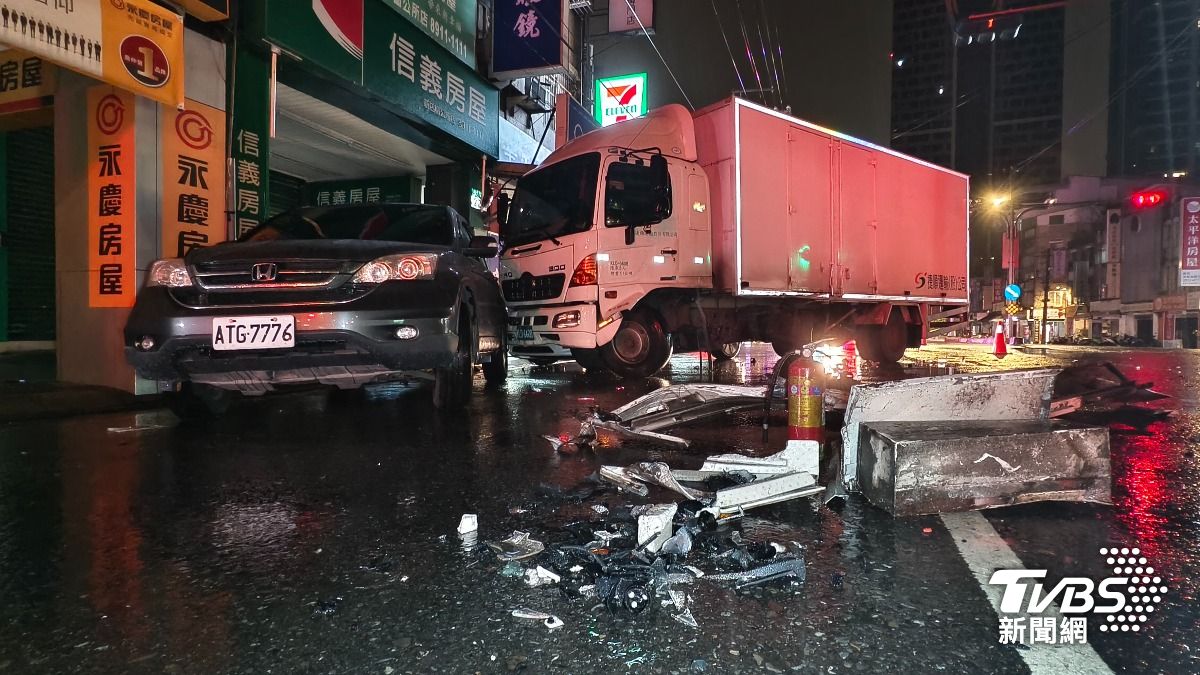車禍撞擊力道猛烈,現場留下碎片殘骸。(圖/陳冠宇攝)