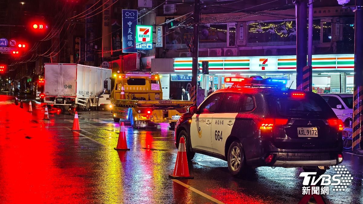 車禍發生於新北市新店區北新路一段與新生街口。(圖/陳冠宇攝)
