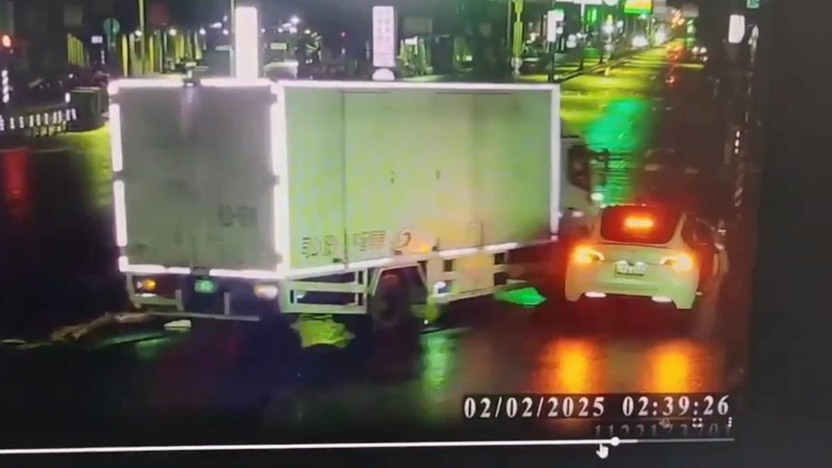 物流車被撞後失控再撞上剛靠邊停車的特斯拉。(圖/TVBS)