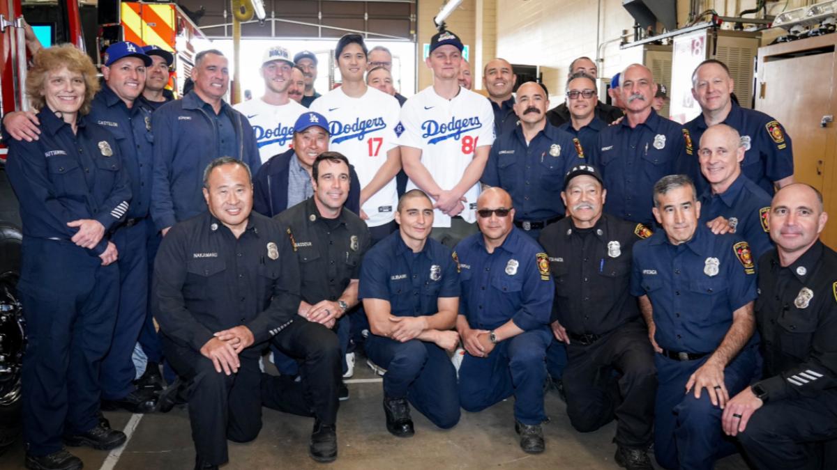 大谷翔平與隊友為消防人員打氣。（圖／翻攝自Ｘ＠Dodgers）