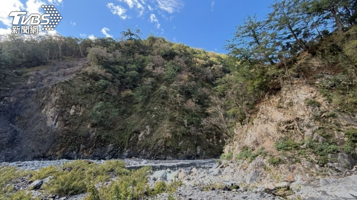 高雄6登山客桃源拉庫音溪紮營 遇溪水暴漲困沙洲待救援
