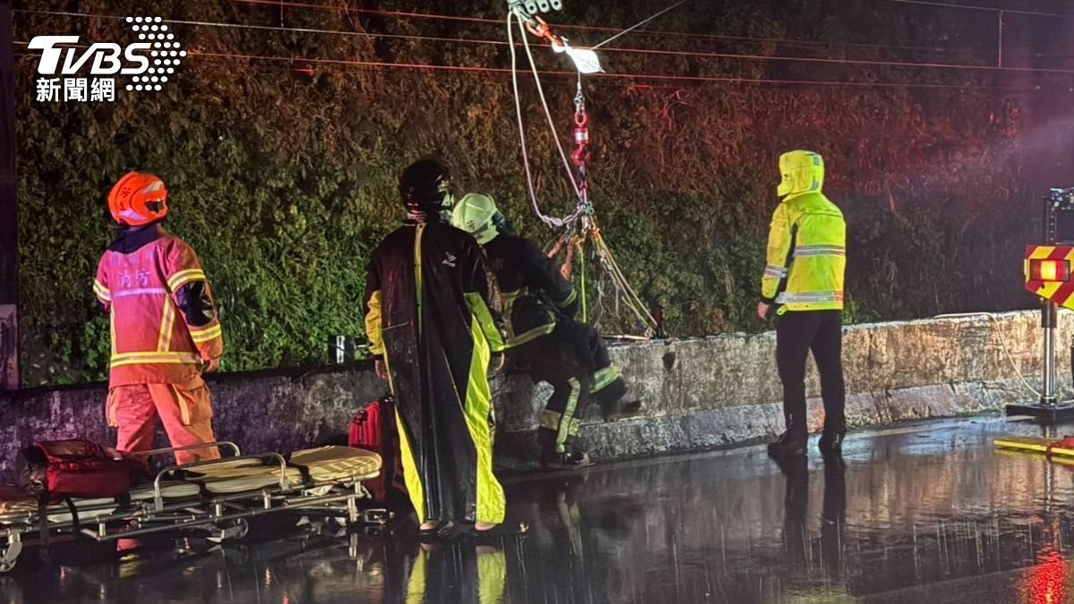 碰！騎車自撞跌落護欄外2公尺鐵軌旁　瑞芳男多處受傷吊掛送醫