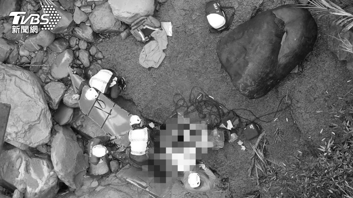 洪男不知何故墜落於泰安鄉水雲吊橋下，並躺在溪床邊一動不動。（圖／TVBS）