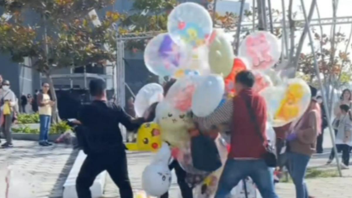 吉伊卡哇盜版攤販互毆！不爽距離太近搶客出手　遊客全看傻眼