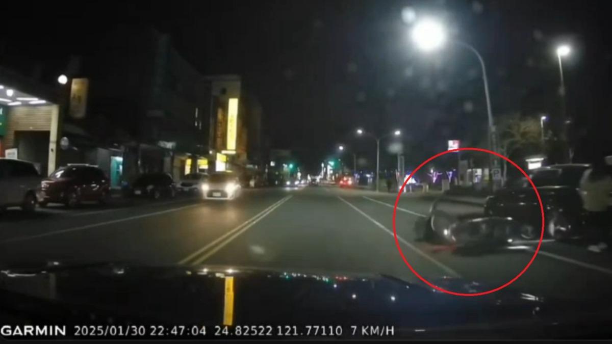 有片/宜蘭轎車禮讓行人通行 機車閃避不及「猛撞」畫面曝
