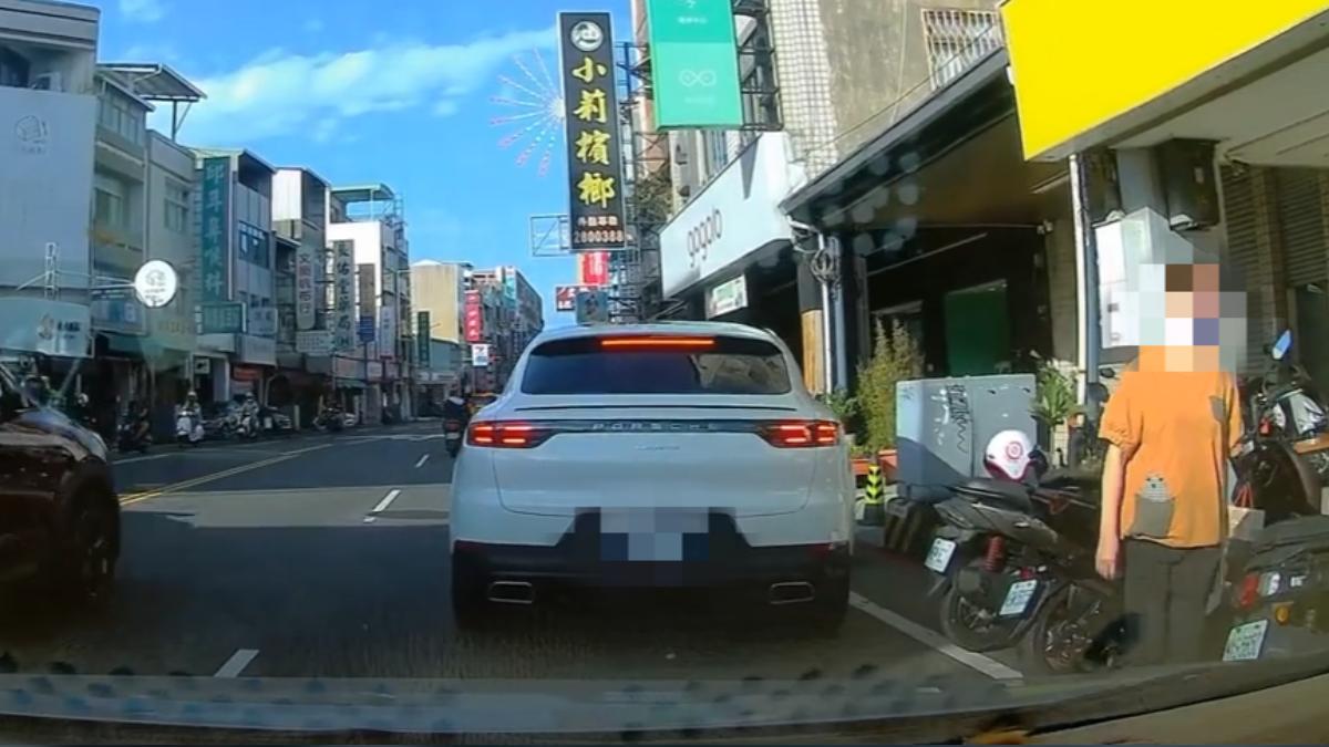 馬路當自家!保時捷違停買飲料 後車過不去被嗆:晚來就錯了