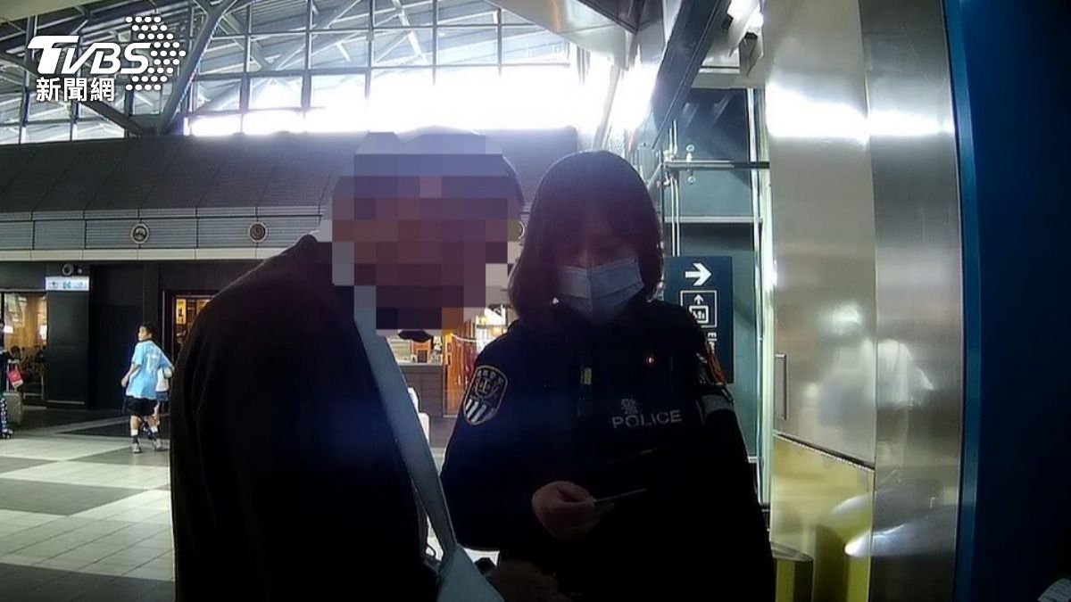 想用愛心卡搭高鐵被拒，警方獲報趕抵現場安撫。（圖／TVBS）