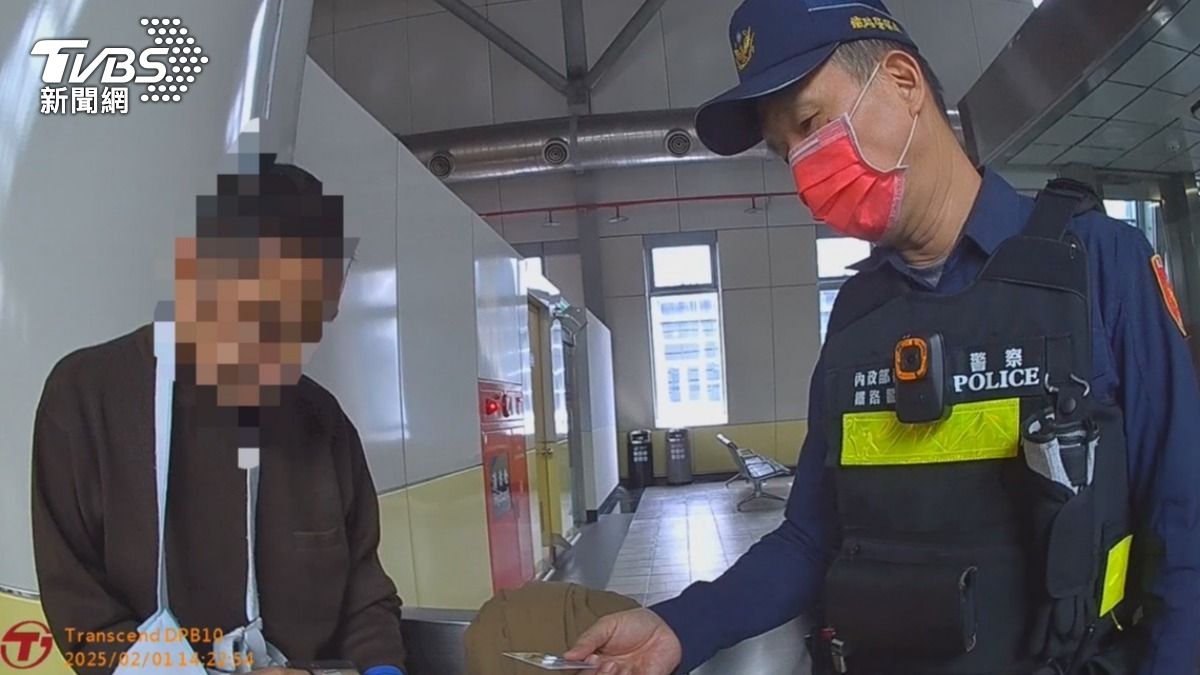 想用愛心卡搭高鐵被拒,警方獲報趕抵現場安撫。(圖/TVBS)