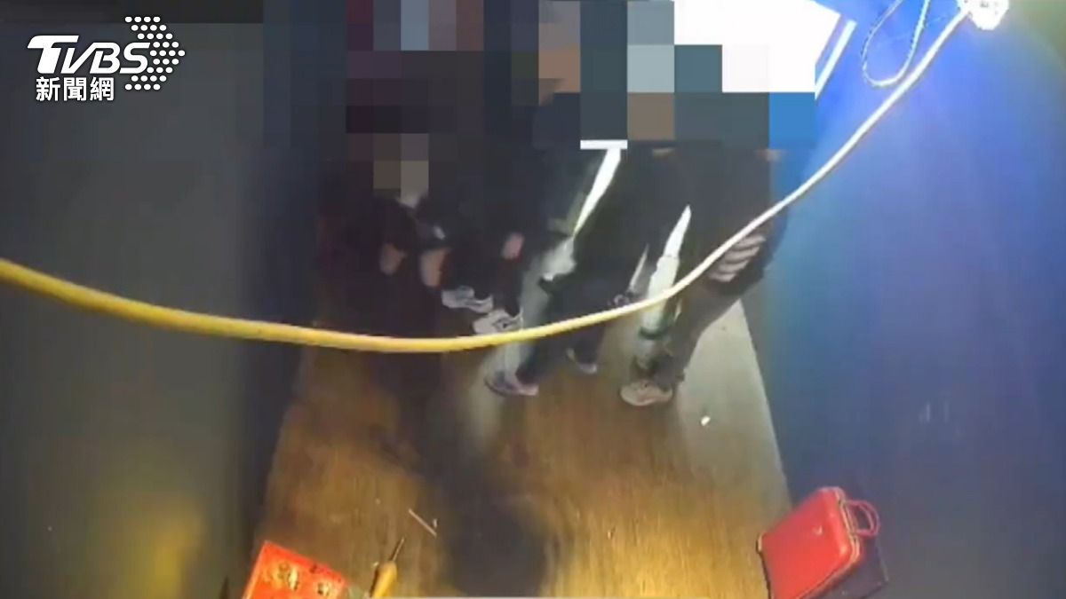 傳播妹不爽被說醜！撂11黑衣人鬧場　自己也加入戰局掐人脖子