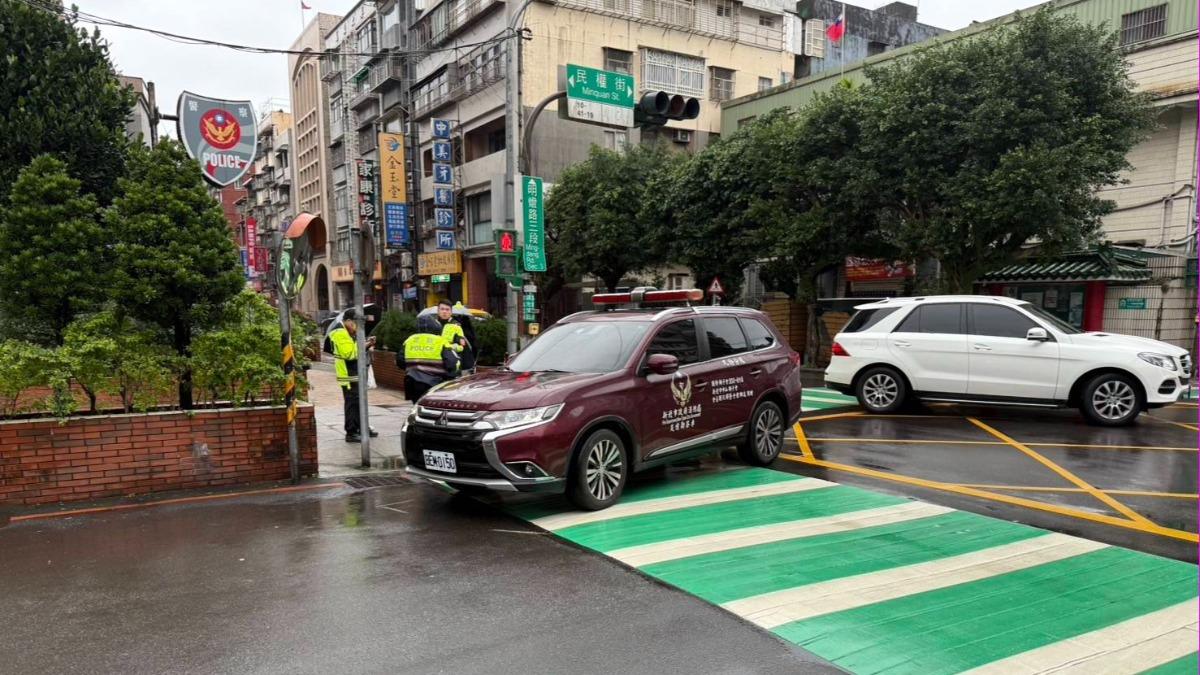 疑未注意車前狀況！九份消防隊勘災車撞上行人　1女受傷送醫