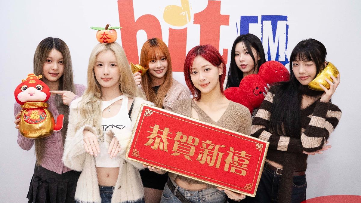 GENBLUE幻藍小熊與過年喜氣道具拍照。(圖/Hit Fm聯播網提供)