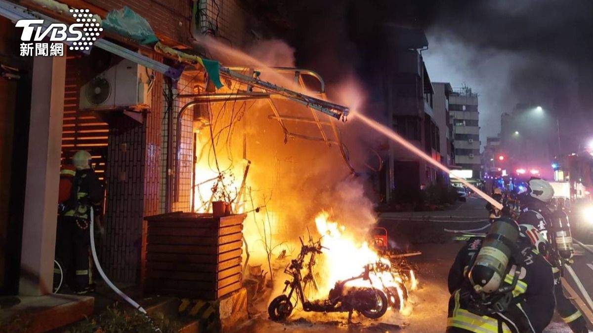 有片/台中傍晚惡火!機車疑爆炸延燒住宅 1台半毀「6輛剩骨架」
