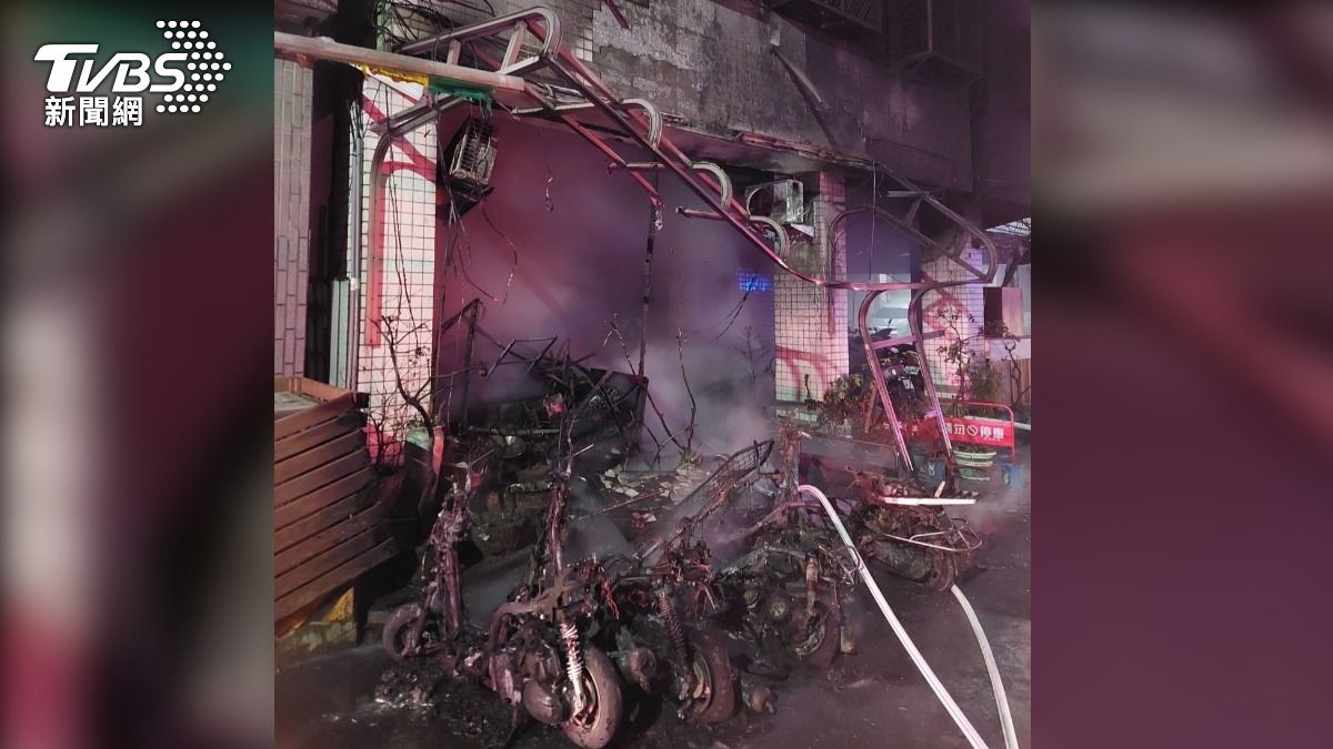 6台機車全毀、一輛電動機車半毀。（圖／TVBS）