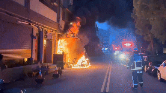 疑似是屋外的機車不知何故爆炸，接著就冒出熊熊烈火跟黑煙。（圖／TVBS）