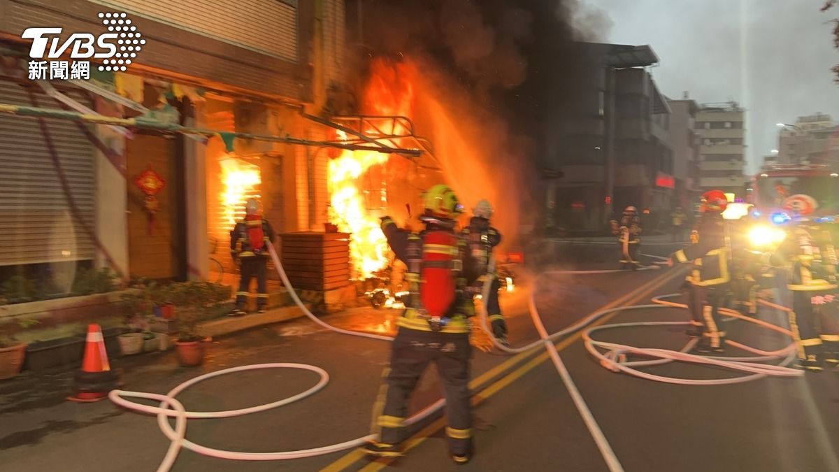 火災燃燒面積約20平方公尺。（圖／TVBS）