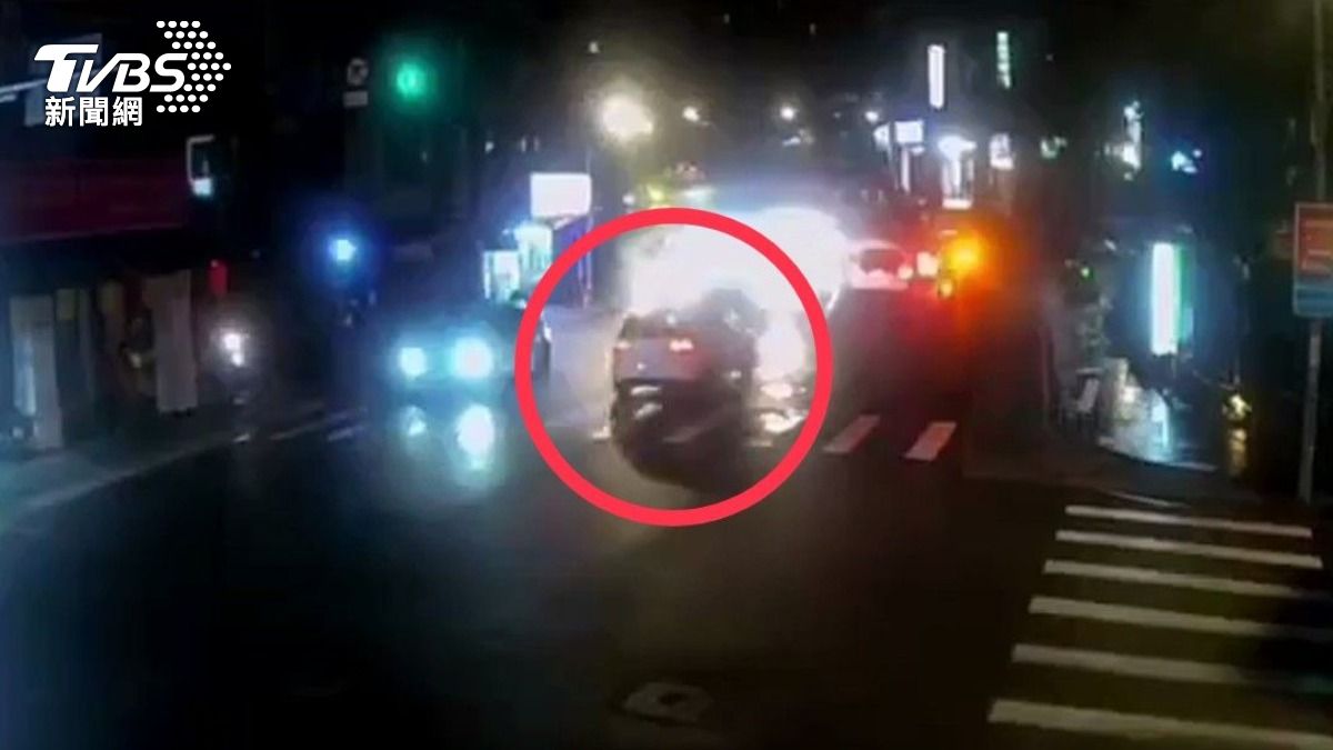 許男駕車於中和區景新街一帶逆向擦撞停等紅燈的警車。(圖/TVBS)