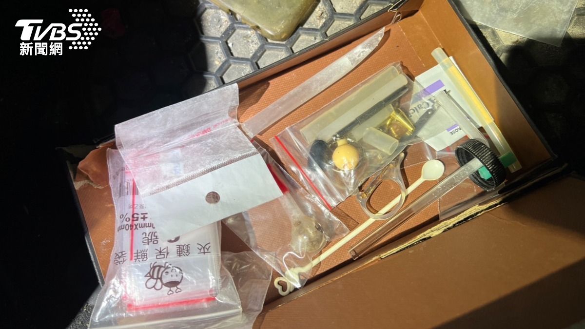 警方於許男車上查獲海洛因及「喪屍菸彈」等毒品。(圖/TVBS)