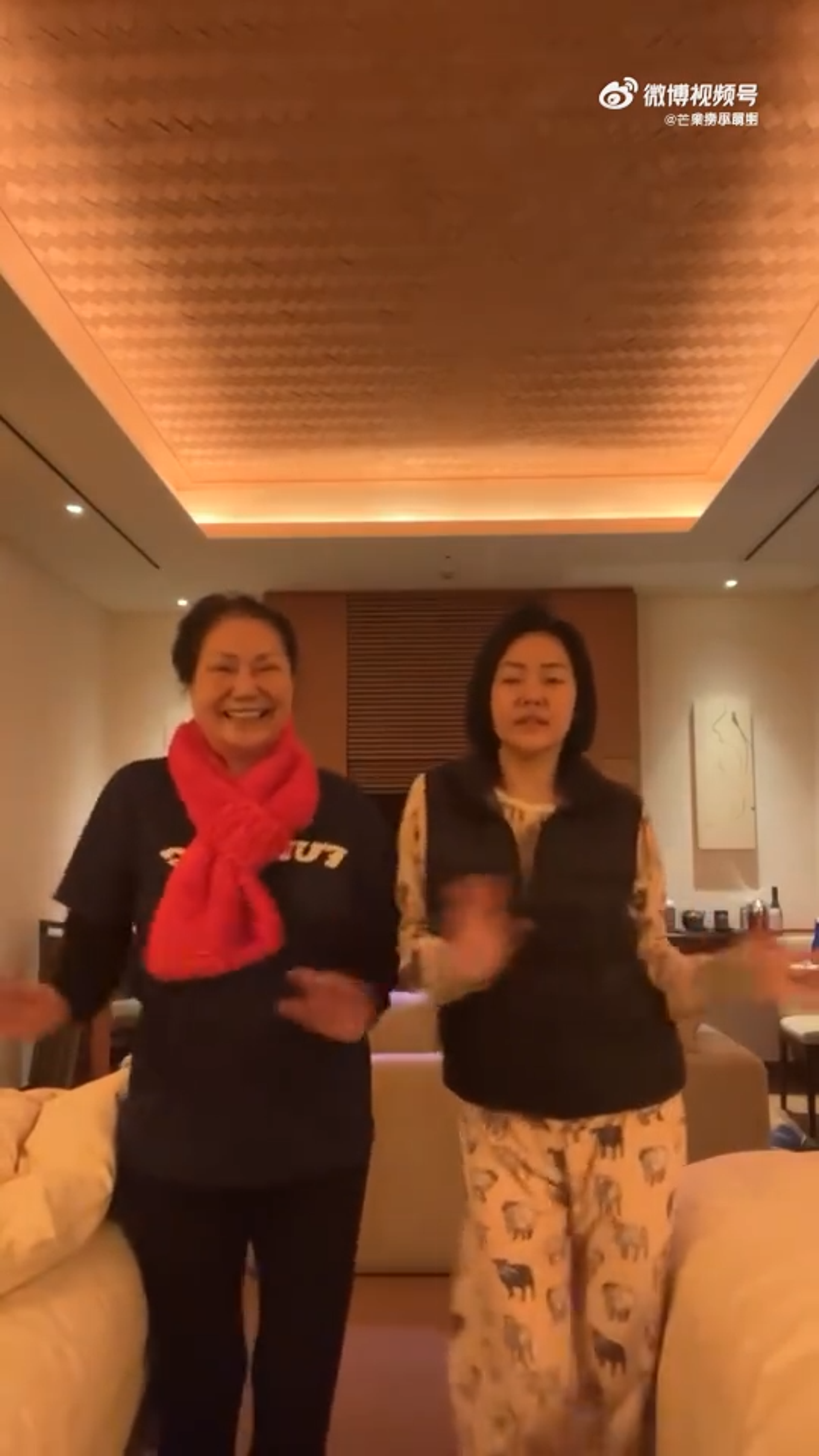 小S最近才發和S媽合體跳舞的影片,看不出有任何異狀。(圖/翻攝自微博)