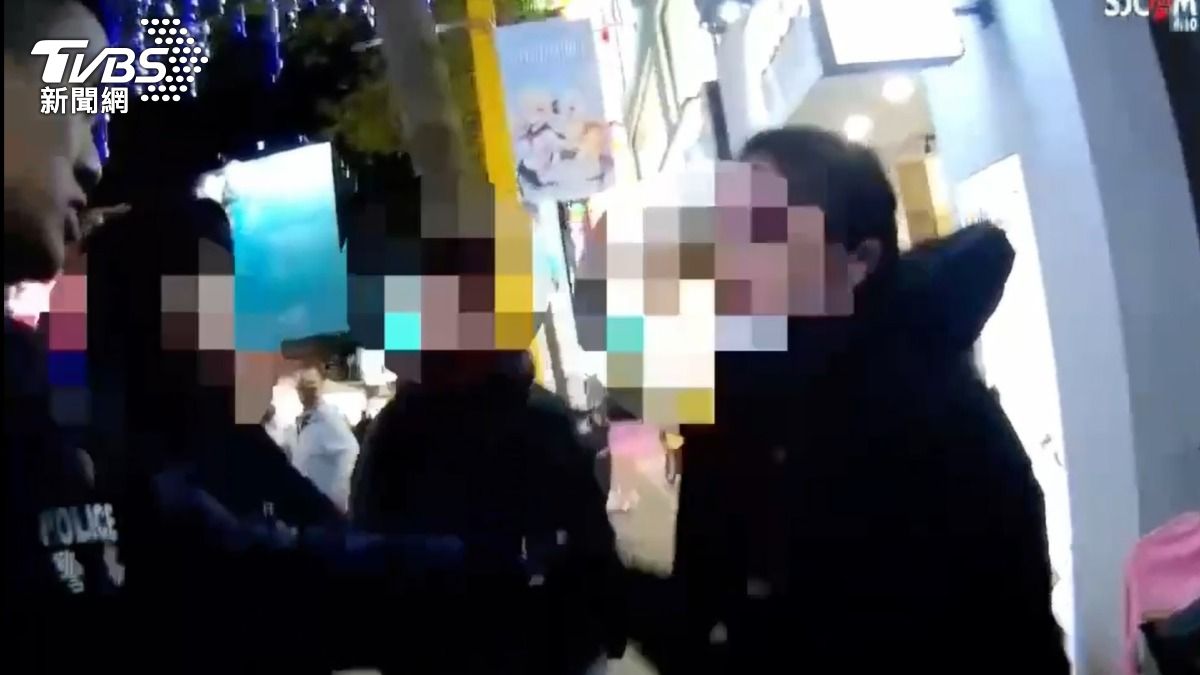 劉女(右)因殺價不成在店內大吵大鬧,員警到場勸說。(圖/TVBS)