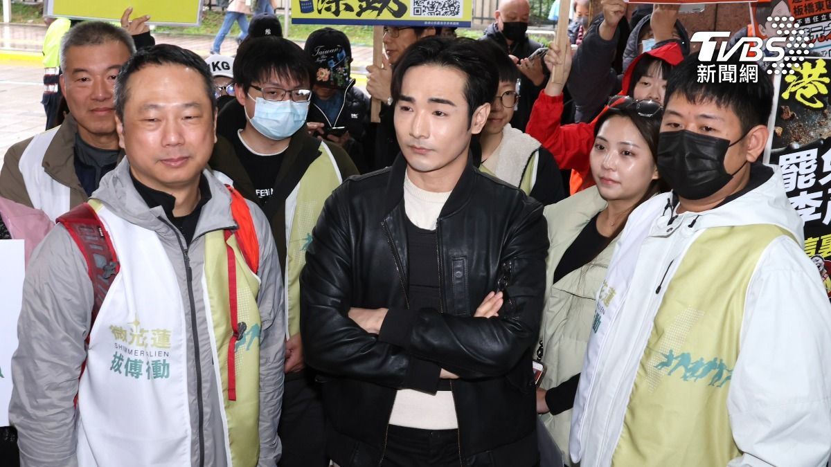 近20個民團一同赴中選會送件,網紅八炯也來為花蓮選區罷團站台。(圖/潘建樺攝)