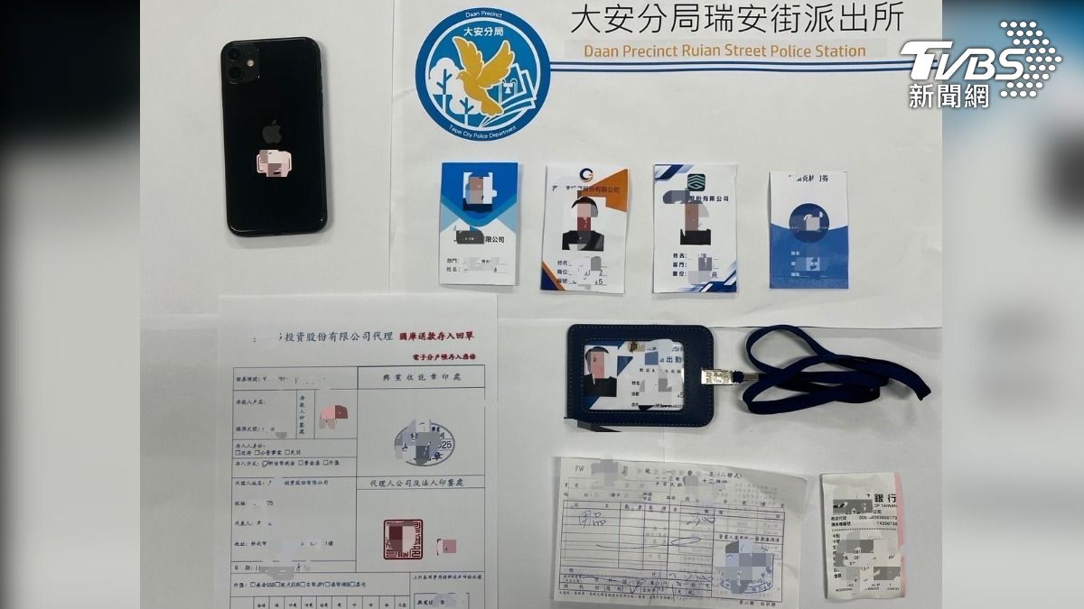 警方逮捕秦姓女車手,現場查扣假證件、文件。(圖/TVBS)