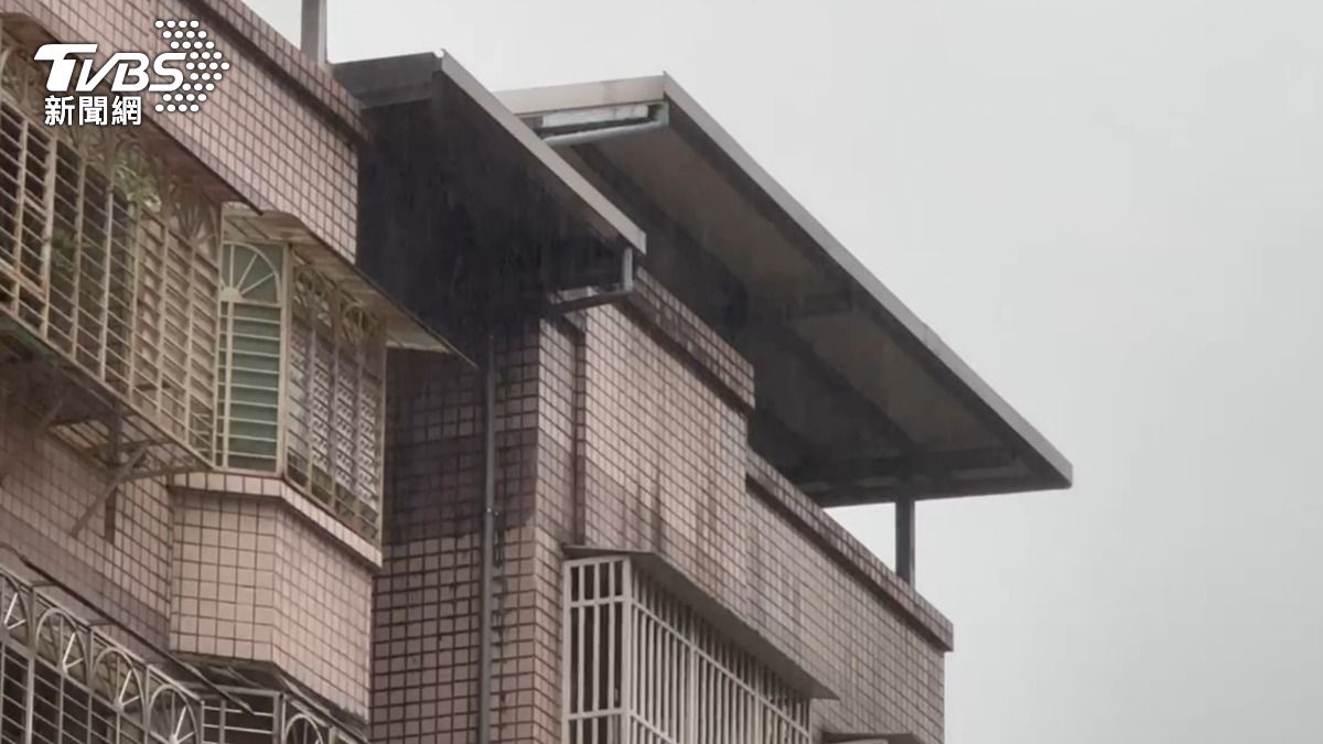 基隆房仲撕毀2公告。(圖/TVBS)
