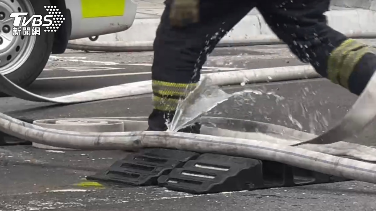 車輪壓破水線。(圖/TVBS)