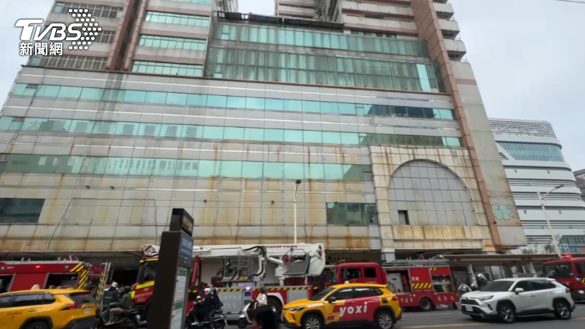 快訊/高雄車站旁火警濃煙狂竄!消防水線遭輾破 混亂畫面曝