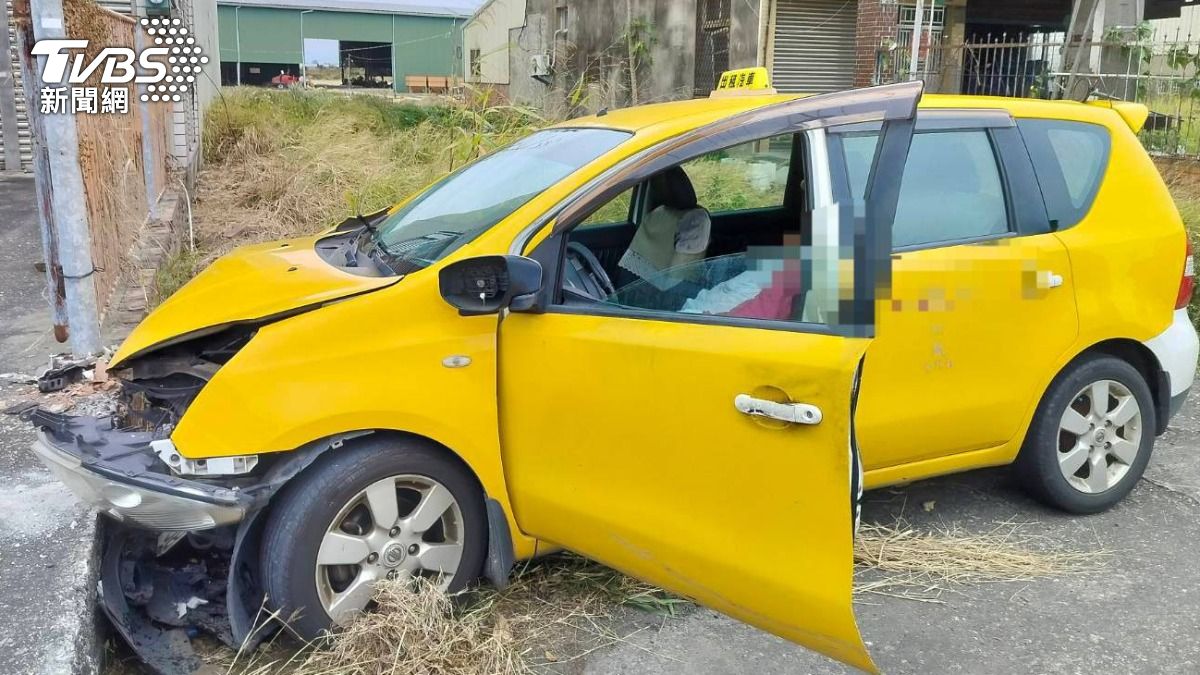 快訊/開工日詭異死亡車禍!運將仰臥駕駛座 疑自撞水泥墩斷魂