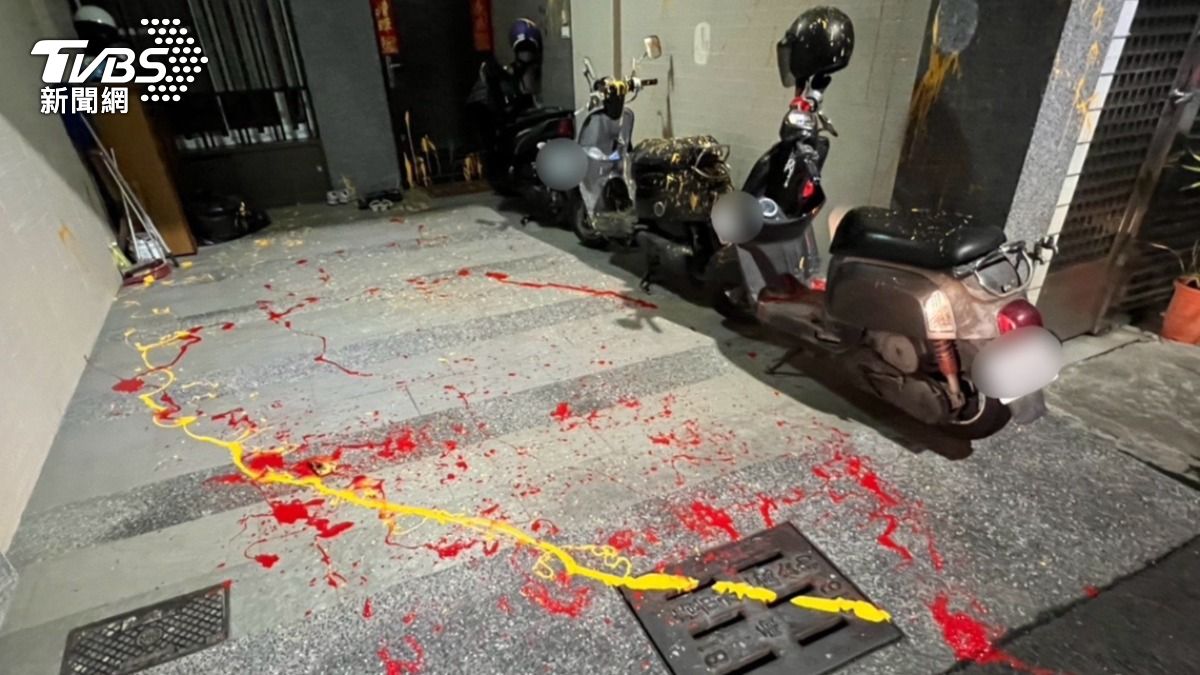 初五民宅「血紅一片」!高雄滑板怪客現蹤潑漆 屋主氣:太過份