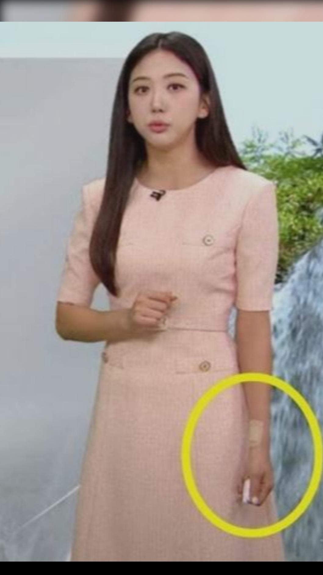 網友發現,吳尤安娜生前曾帶著自殘的傷痕上工。(圖/取自News1)