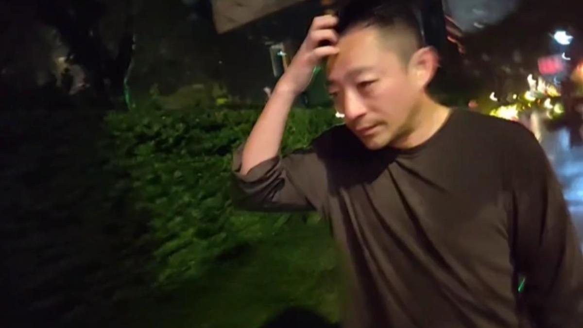 汪小菲淋雨全身濕「雙眼浮腫」 神情憔悴抵台:大S永遠是我家人