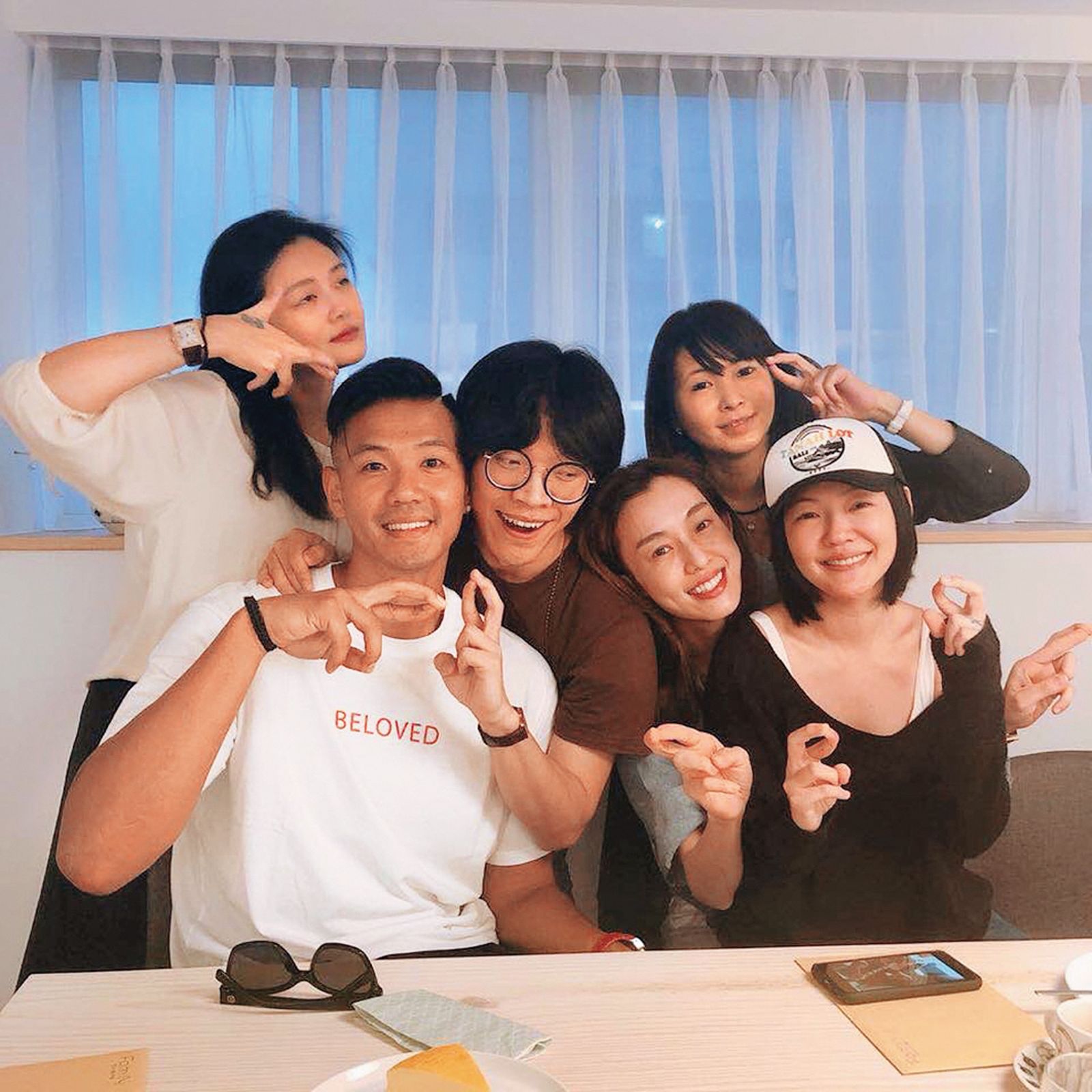 大S(左1)、小S(右1)和黑人(左2)、范瑋琪(右3)、Mskiyo(右2)常私下聚會。左3為盧廣仲。(圖/翻攝自小S IG)