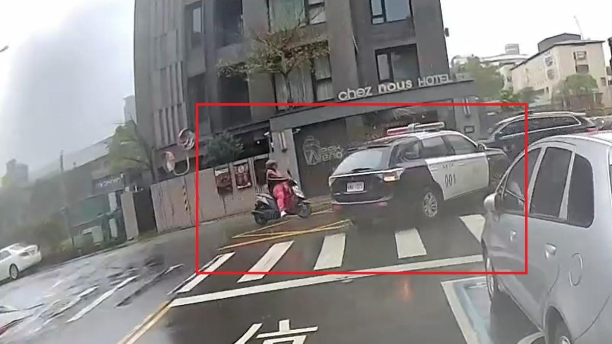 北市警車巷口「未停車再開」突右轉 害女騎士嚇到急煞自摔