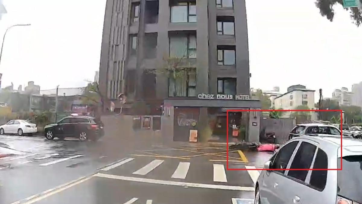 警車疑未禮讓直接右轉,害騎士急煞後慘摔。(圖/翻攝Facebook路安專案)