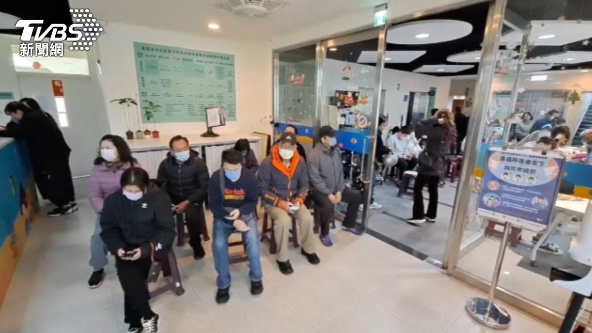 醫師建議有多重慢性病患者應盡速施打疫苗。（圖／TVBS）