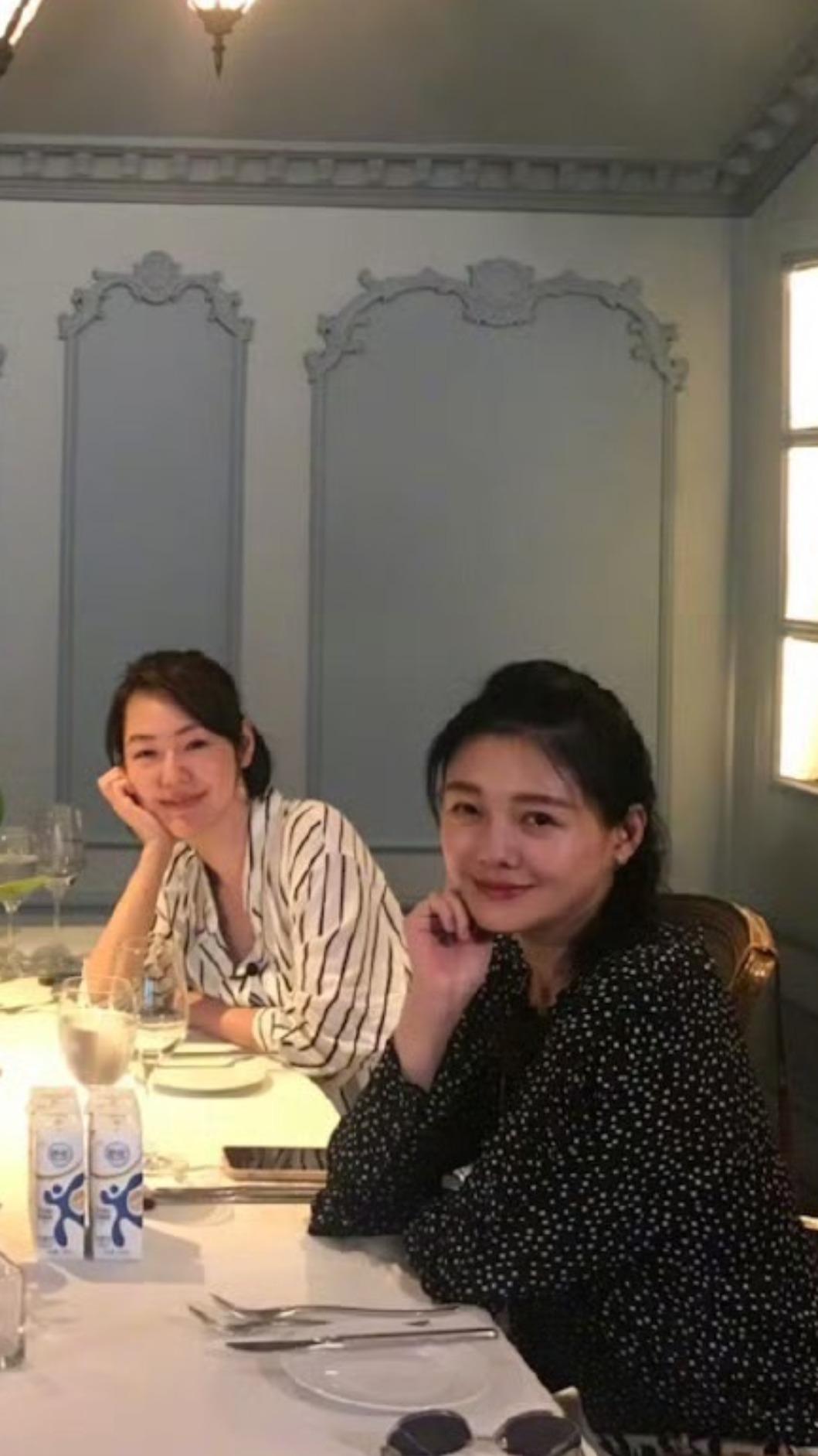 大S(右)跟妹妹旅日期間病逝。(圖/翻攝自微博)