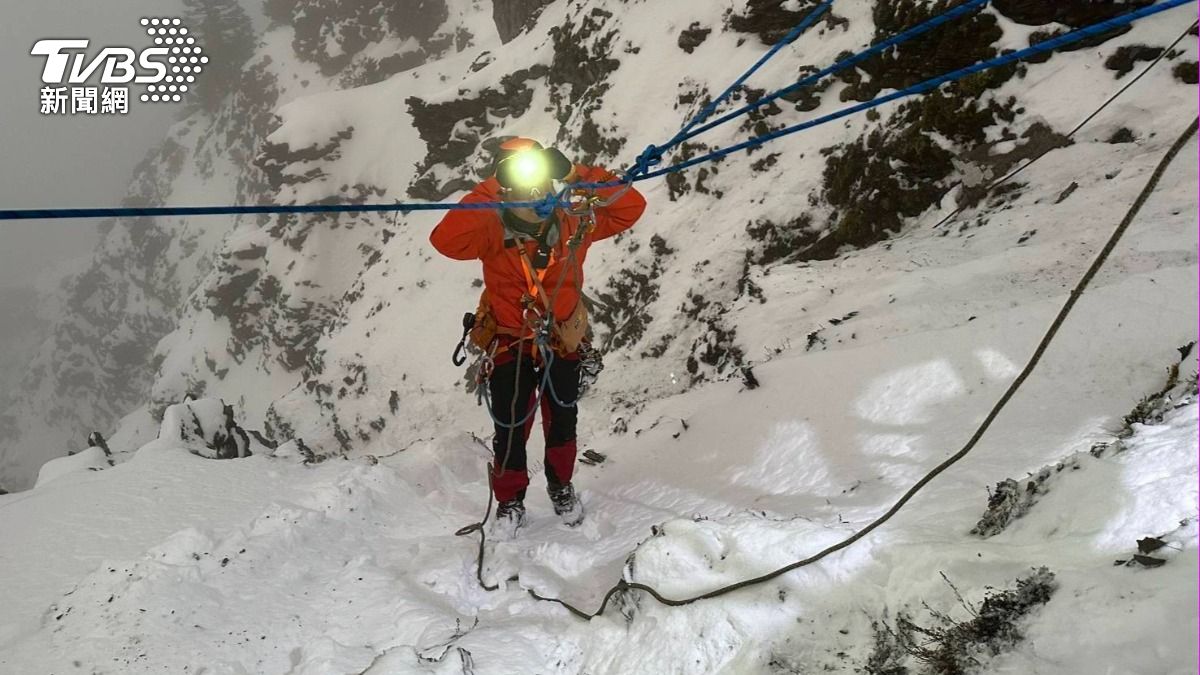 女山友疑遭雪埋留2登山杖 搜救人員冰天雪地中找人