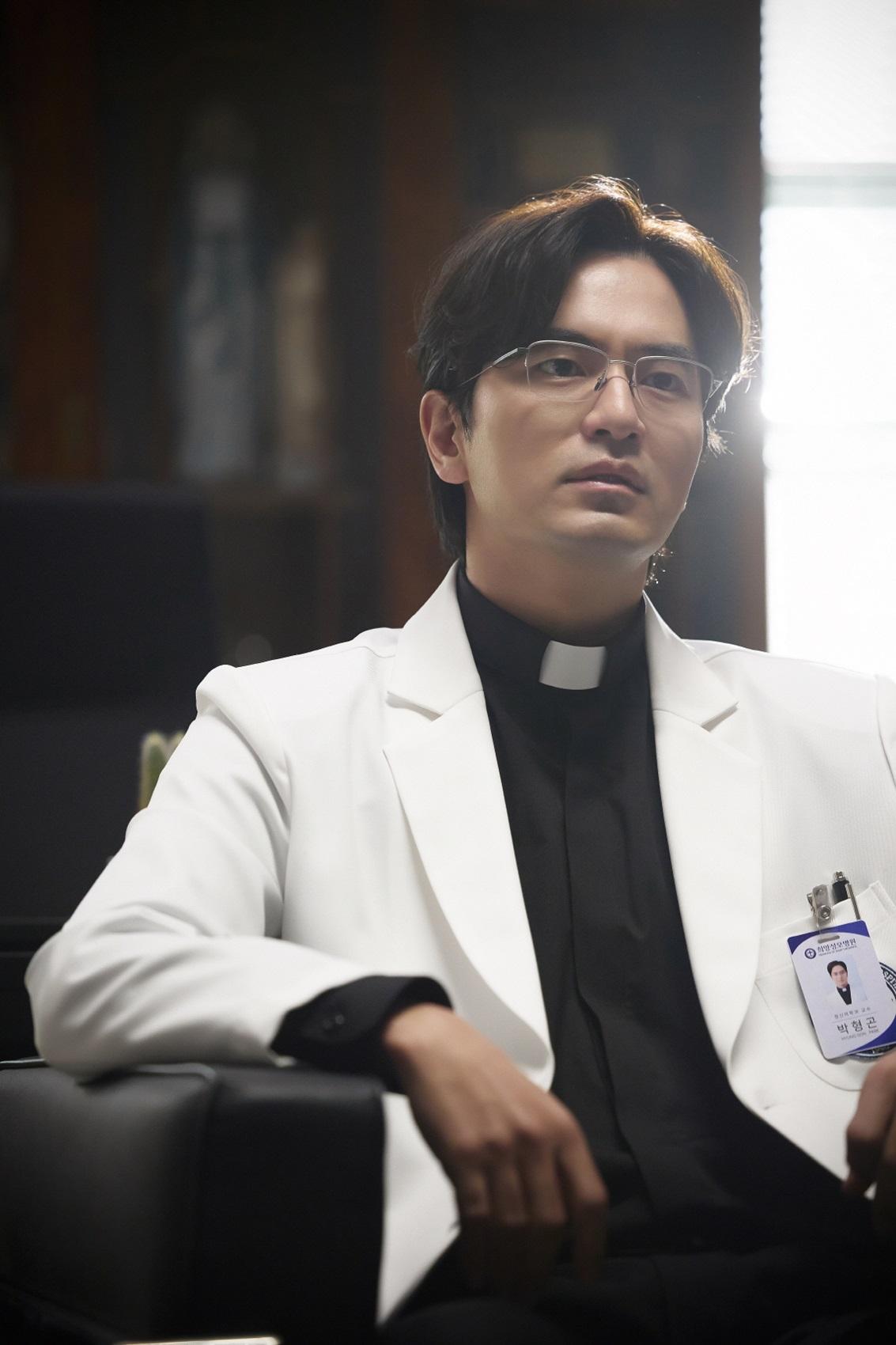 李陣郁認為本片的核心在於不同信仰的角色為了拯救一個少年而聚在一起。(圖/車庫娛樂提供)