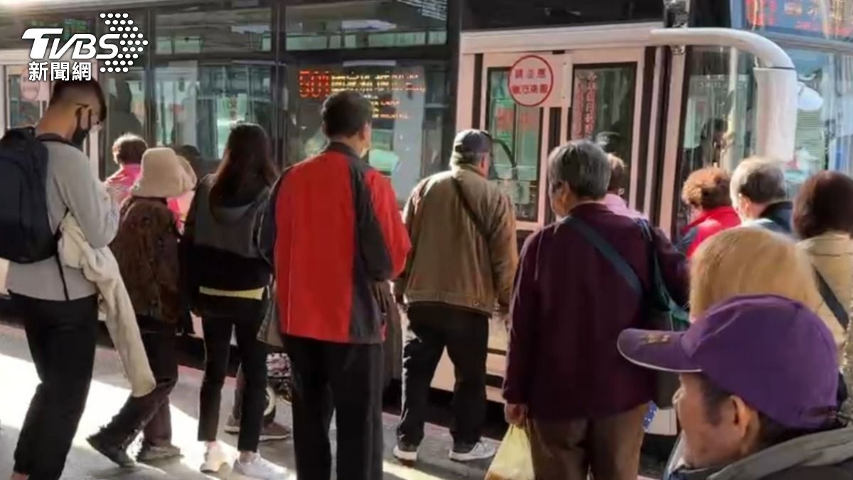 2女學生遭性騷2分鐘。(圖/TVBS,非當事車輛)