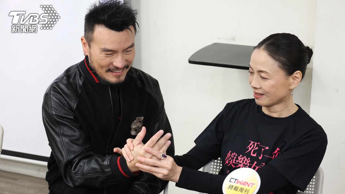 金鐘影后伸指入侵男演員嘴巴 露出黑色胸罩下令:麻煩把它扯掉