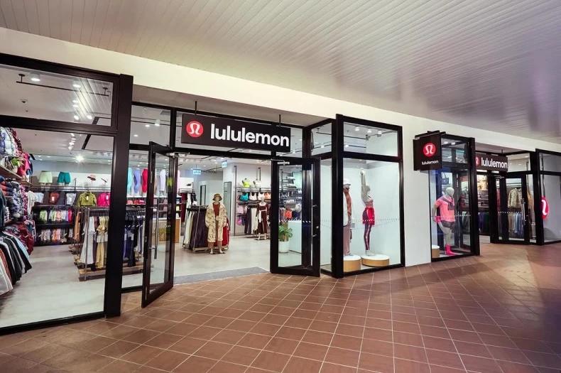 台灣首間lululemon OUTLET位於林口三井I館的一樓戶外區。(圖/翻攝自lululemon IG)