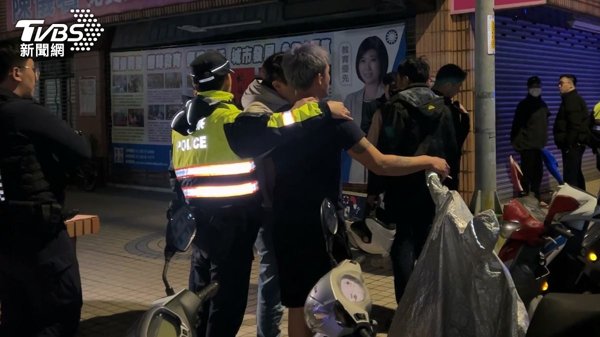 蔡男(黑衣短袖)涉犯誹謗、恐嚇及毀損等罪,遭警方逮捕。(圖/TVBS)
