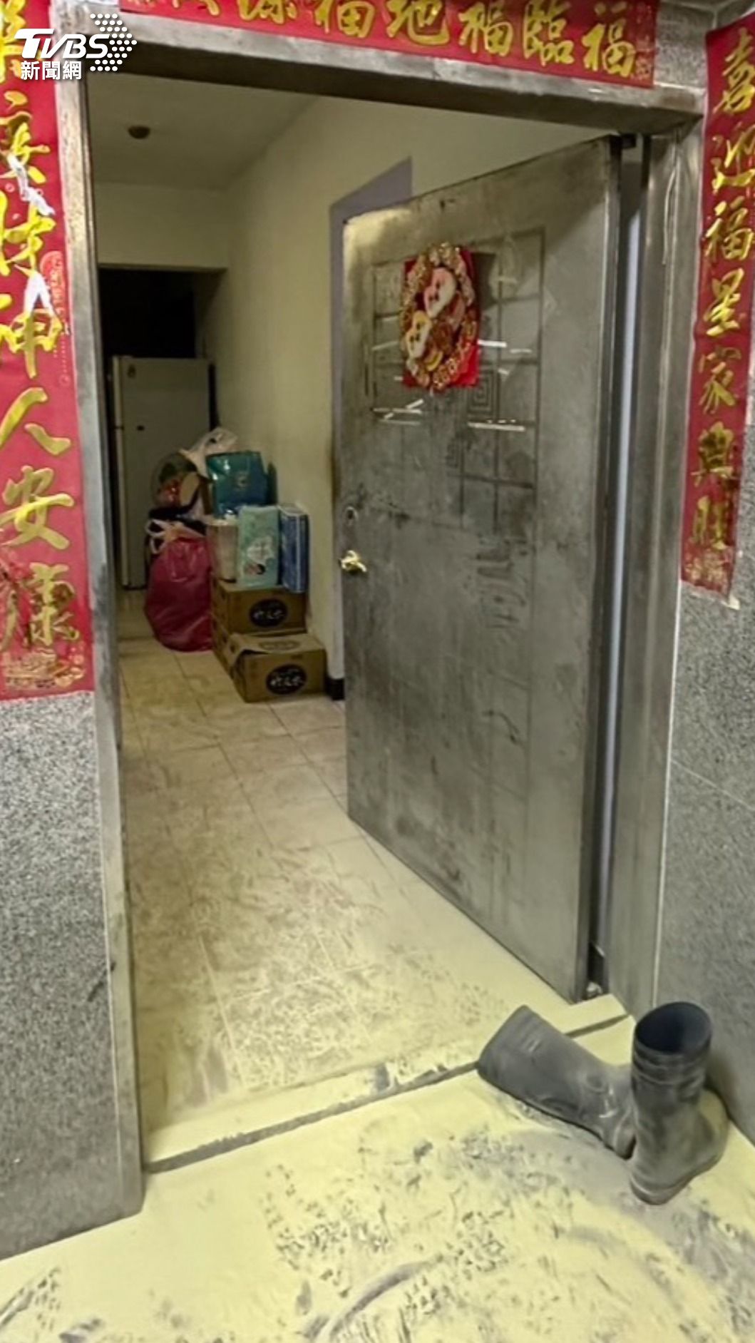 遭噴灑的乾粉從鍾男住處外噴濺至住家內。(圖/TVBS)